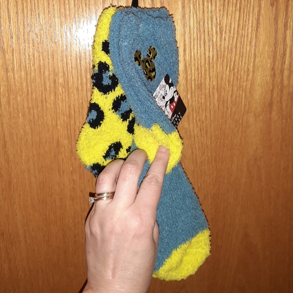 2 PK of Mickey & Minnie Mouse Fuzzy Socks NWT - Picture 5 of 16